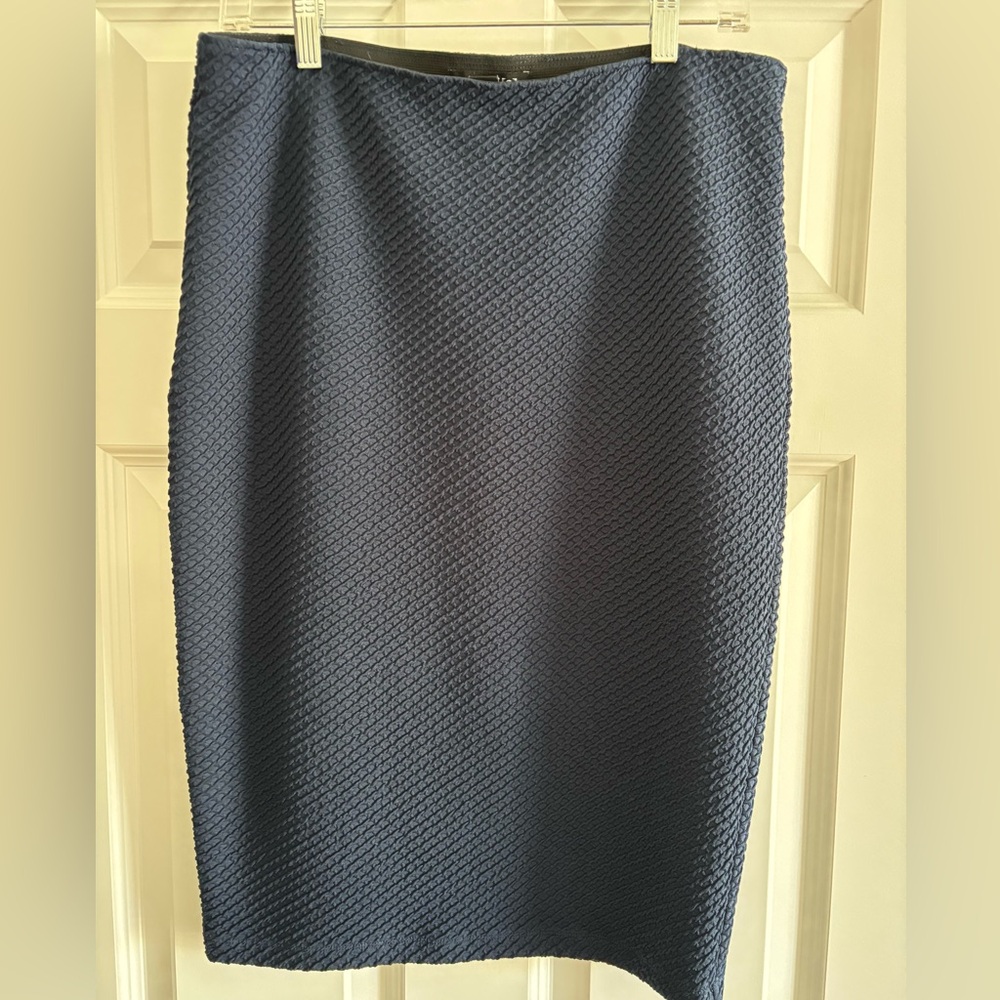🟢 APT. 9 navy textured pencil skirt. Elastic waist size Large.